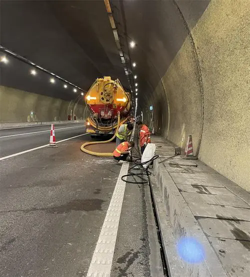 瀍河回族隧道排水渠清淤